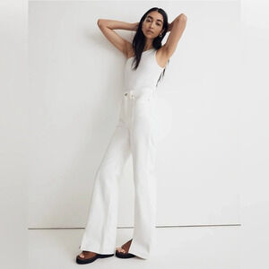 Madewell NWT
Baggy flare 
Tile white 
Size w27
Waist 15”
Inseam 32”